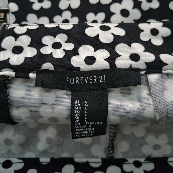 Forever 21 Black & White Daisy Shorts - Picture 5 of 7